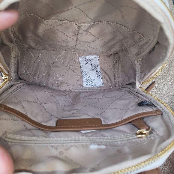 🔥SOLD🔥MICHAEL KORS🌻 ERIN MEDIUM MK LOGO SIGNATURE BACKPACK🎒 - Picture 10 of 13